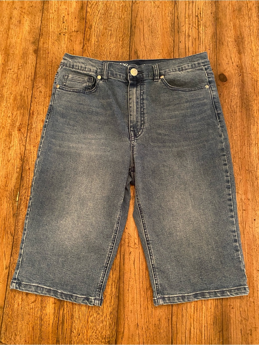 NWOT DG2 by Diane Gilman Women’s Mid-Blue Stretch Denim Jean Shorts